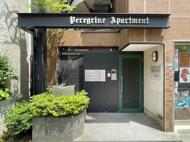 ペリグリンアパートメントのエントランス