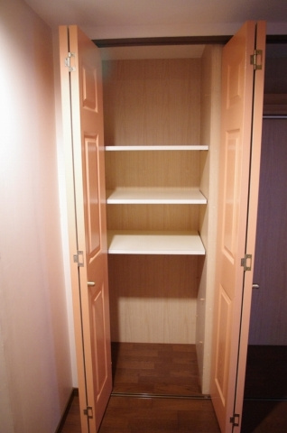 ヴィラリブランの収納|同建物内別部屋の写真です。