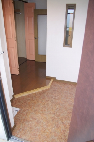 ヴィラリブランのエントランス|同建物内別部屋の写真です。
