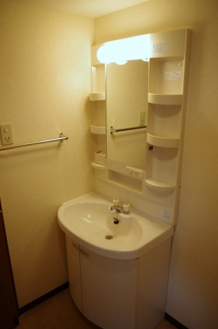 ヴィラリブランの洗面所|同建物内別部屋の写真です。