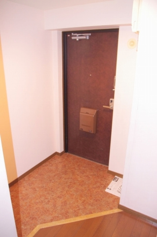 ヴィラリブランの玄関|同建物内別部屋の写真です。