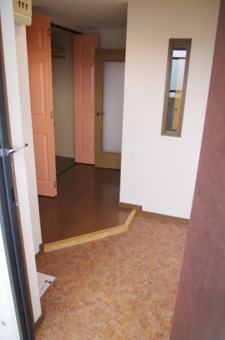 ヴィラリブランの玄関|同建物内別部屋の写真です。