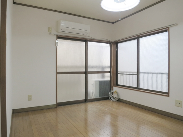 小川荘の居間・リビング|２面採光の明るいお部屋です。