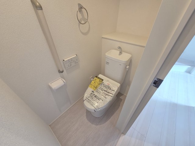 新築　太田市新田高尾町　3号棟　GRAFAREのトイレ|現地写真　トイレは洗浄機能付きです！壁面収納も嬉しいですね♪