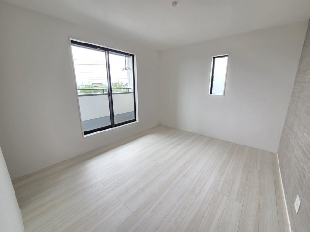 新築　太田市新田高尾町　3号棟　GRAFAREの洋室|現地写真　2階の主寝室です。2面採光なので風通しがよく明るいお部屋です。