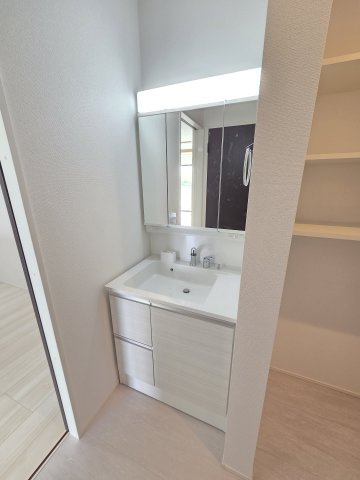 新築　太田市新田高尾町　3号棟　GRAFAREの独立洗面台|現地写真　洗面化粧台は嬉しい三面鏡！隠せる収納としても重宝しますね！