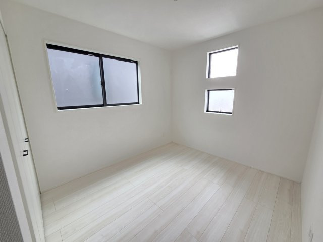 新築　太田市新田高尾町　3号棟　GRAFAREの洋室|現地写真　全居室収納付きなのでお部屋が片付きますね！