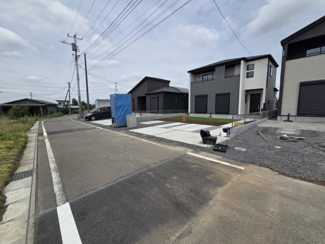 新築　太田市新田高尾町　3号棟　GRAFAREの前面道路含む現地写真|現地写真　南側前面道路幅員約4.9ｍ