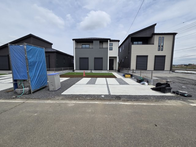 新築　太田市新田高尾町　3号棟　GRAFAREの駐車場|現地写真　駐車は建物南側に並列3台可能です！