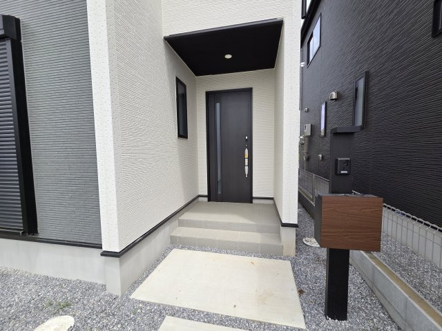 新築　太田市新田高尾町　3号棟　GRAFAREの玄関|現地写真　TVモニタードアホン付きなので防犯面も安心です！