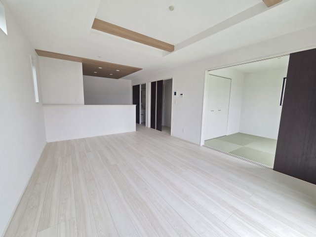 新築　太田市新田高尾町　3号棟　GRAFAREの居間・リビング|現地写真　対面式のキッチンなので、家事をしながらご家族とのコミュニケーションが取れるのが嬉しいですね！