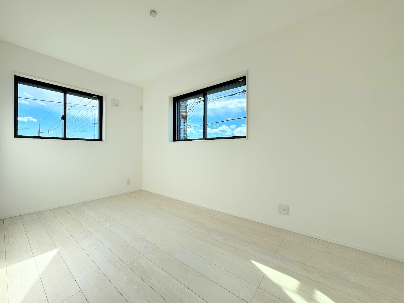 港南区東永谷3丁目　新築戸建ての洋室|◆室内はいつも明るい印象なので気持ちの良い朝を迎えられます。各部屋にはクローゼットを完備しており、収納が多いお家はすっきりして快適空間です。
