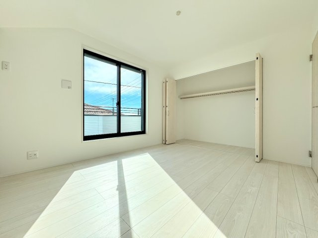 港南区東永谷3丁目　新築戸建ての洋室|◆気持ちの良い風が室内へ入り込む居室。家具を配置しても広々ご利用いただけます！！
