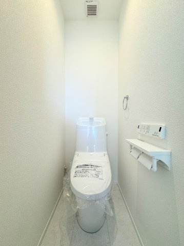 港南区東永谷3丁目　新築戸建てのトイレ|◆清潔感のある白を基調とした落ち着ける空間。小窓をもうけていますので、こもりやすい空気の入れ替えも簡単に行えますね！
