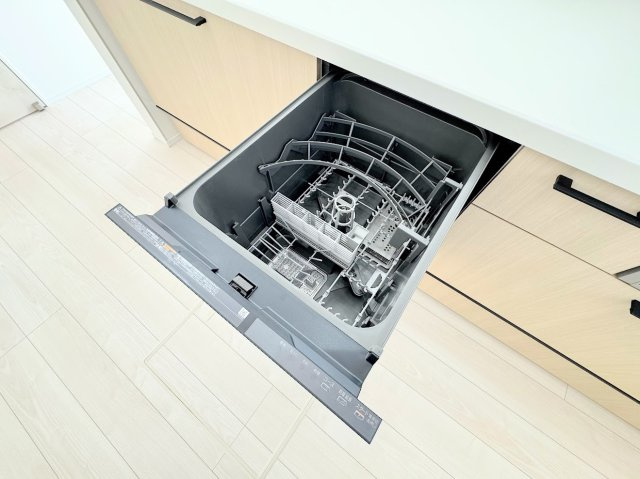 港南区東永谷3丁目　新築戸建ての設備|◆食後の食器洗いは食洗機にお任せ！ご家族と団らんの時間を。家事の時短に効果大の食洗器付き。高温洗浄、節水効果もございます。
