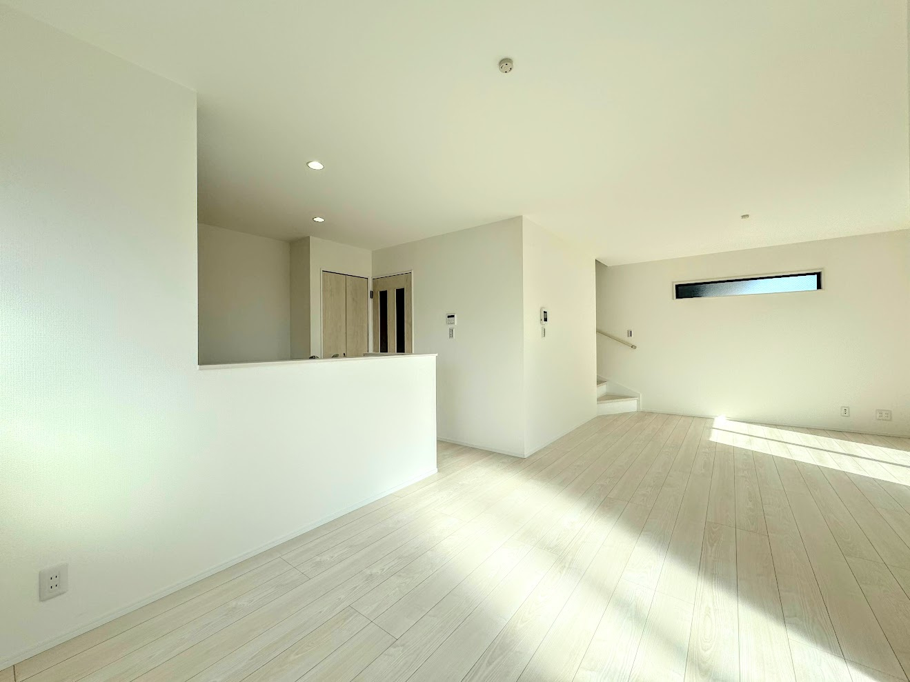 港南区東永谷3丁目　新築戸建ての居間・リビング|◆土・日・祝日は、当社スタッフによる現地案内会を実施しております。もちろん平日のご案内も可能です。お気軽にご相談ください！！
