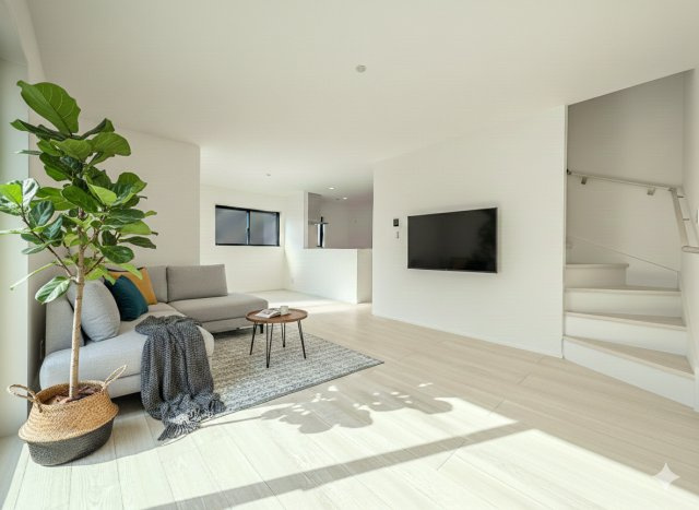 港南区東永谷3丁目　新築戸建ての居間・リビング|◆家族で食卓を囲むダイニングスペースと、ソファでゆったりくつろぐリビングスペースがしっかり区切られているので家具の配置や用途を使いわけしやすいです。
