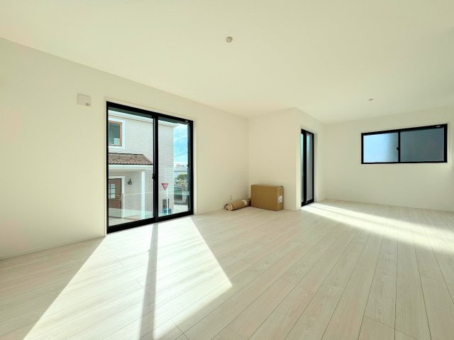 港南区東永谷3丁目　新築戸建ての居間・リビング|◆一家だんらんのスペースとなるＬＤＫ。窓から明るい光が差し込み、思わず家族の会話も弾む快適な空間。
