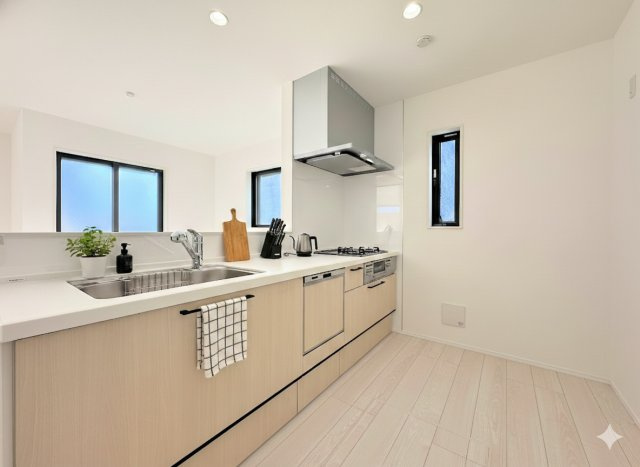 港南区東永谷3丁目　新築戸建てのキッチン|◆キッチンからダイニングやリビングが見渡せるキッチン。料理をしながら家族とコミュニケーションをとれるだけでなく、大きな開放感も得られることができます。
