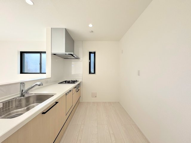 港南区東永谷3丁目　新築戸建てのキッチン|◆デザイン性と機能性を兼ね備えたキッチンです。リビングスペースとの一体感が生まれ、広々空間を演出してくれます。
