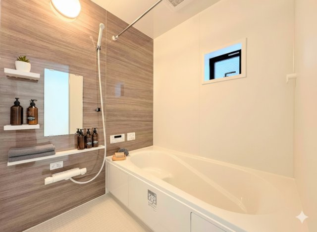 港南区東永谷3丁目　新築戸建ての浴室|◆お子様と一緒にバスタイムを楽しめる広々空間。浴室乾燥機付で心地よいバスタイムを実現します。
