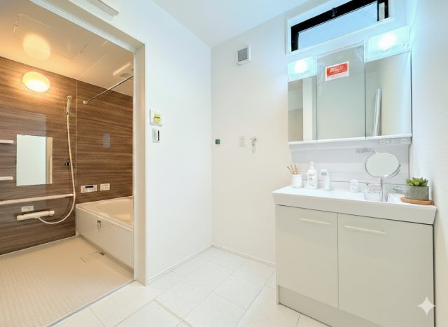 港南区東永谷3丁目　新築戸建ての独立洗面台|◆毎日使う場所だから、機能的で使いやすさに配慮したパウダールーム。すっきりと使えるように収納も豊富にご用意しています。
