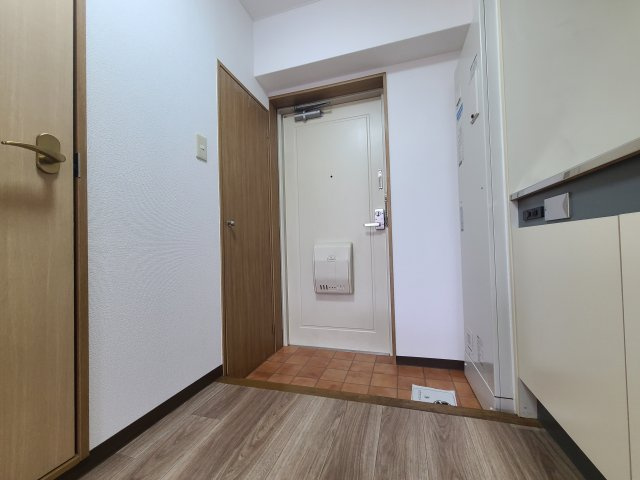 メゾンド平岡3番館の玄関