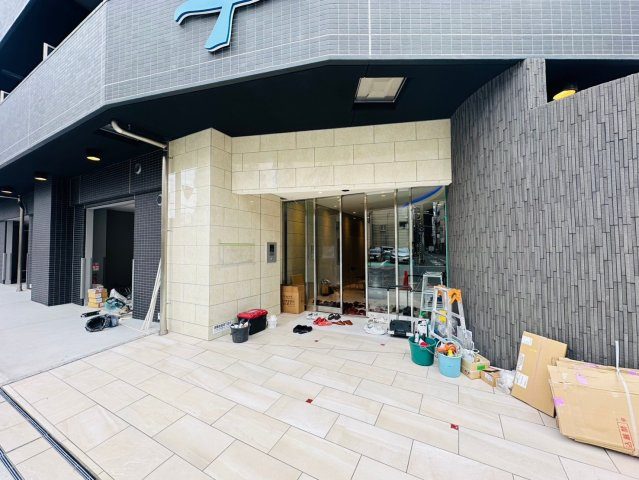 セレニテ難波ミラク参番館のエントランス