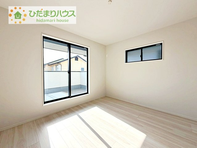 【寝室】 | 取手市戸頭16期　新築戸建　2号棟 | バルコニーに面していて、たっぷり光りの入る明るい主寝室です！