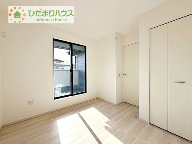 【洋室】 | 取手市戸頭16期　新築戸建　2号棟 | バルコニーに面した明るい洋室☆彡