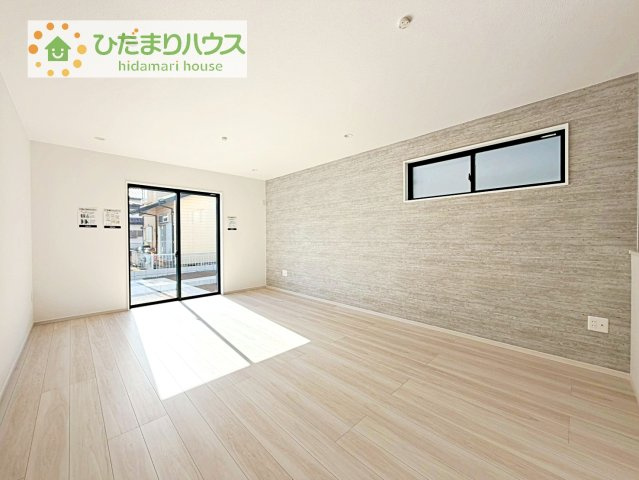 【居間・リビング】 | 取手市戸頭16期　新築戸建　2号棟 | 南に面した大きな窓から差し込む光で日中は電気いらず♪
