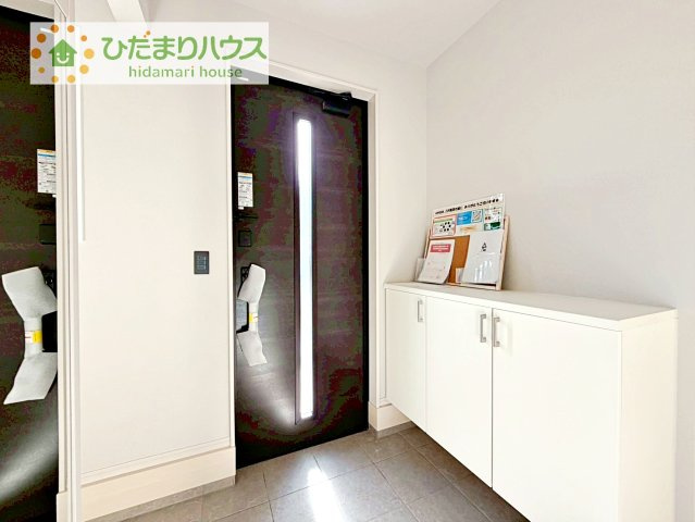 【玄関】 | 取手市戸頭16期　新築戸建　2号棟 | 玄関が広いので親子で並んで仲良く靴が履けますね(^^)/
