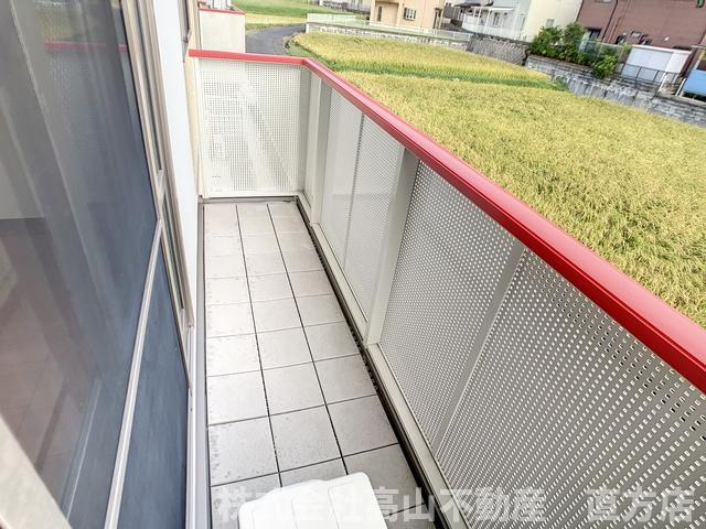 直方市大字上頓野のアパートのバルコニー