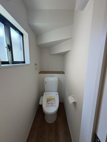 【トイレ】 | 春日市天神山4丁目2期　1号棟（全1棟）【仲介手数料無料・0円】 | 現地写真。1階のトイレです。