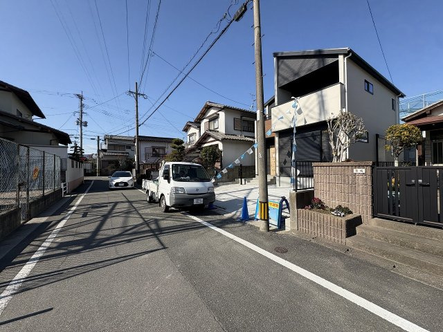 【その他】 | 春日市天神山4丁目2期　1号棟（全1棟）【仲介手数料無料・0円】 | 現地写真。前面道路です。