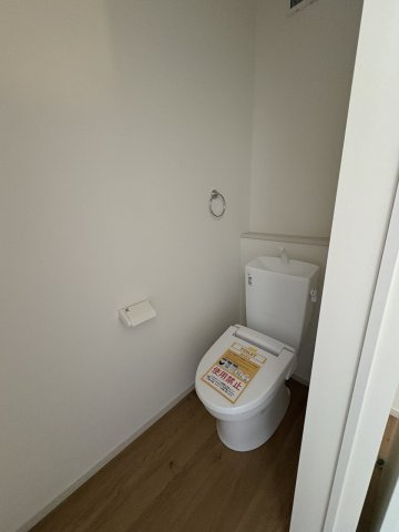 【トイレ】 | 春日市天神山4丁目2期　1号棟（全1棟）【仲介手数料無料・0円】 | 現地写真。2階にもトイレです。