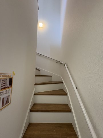 【内装】 | 春日市天神山4丁目2期　1号棟（全1棟）【仲介手数料無料・0円】 | 現地写真。2階へ上がる階段です。手摺もついて安全ですね。