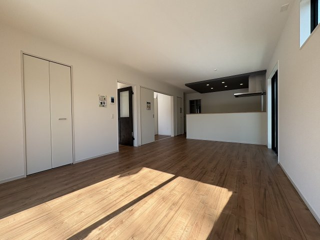 【居間・リビング】 | 春日市天神山4丁目2期　1号棟（全1棟）【仲介手数料無料・0円】 | 現地写真。