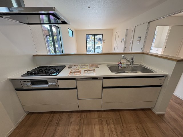 【キッチン】 | 春日市天神山4丁目2期　1号棟（全1棟）【仲介手数料無料・0円】 | 現地写真。