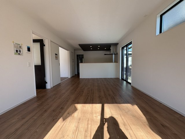 【居間・リビング】 | 春日市天神山4丁目2期　1号棟（全1棟）【仲介手数料無料・0円】 | 現地写真。リビングです。