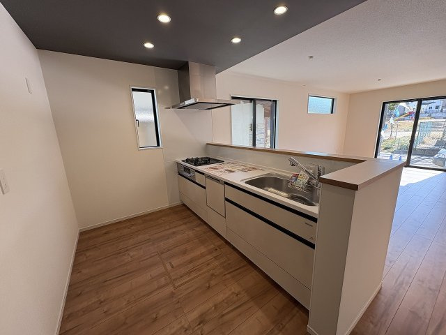 【キッチン】 | 春日市天神山4丁目2期　1号棟（全1棟）【仲介手数料無料・0円】 | 現地写真。