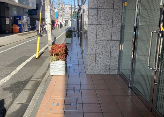 【庭】 | リッツタワー八王子 | 物件によっては、入居者が個人的に使用できる専用庭がついているものもあります。また、住宅の中にある土間の部分を庭と呼ぶこともあります。庭の用途は住む人によって変わり、それによってデザインもさまざまです。