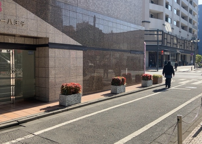 【中庭】 | リッツタワー八王子 | 中庭（パティオ）とは、一つの建築物の内部に設けられた、壁などで囲われている庭のことを指します。コの字型、ロの字型が主流ですが、L字型の中庭もあります。最近では、インテリア性の高さからも人気があります。