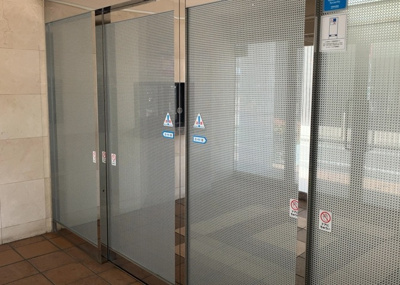 【エントランス】 | リッツタワー八王子 | マンションのエントランスには、もともと風よけや防犯の役割がありますが、マンションによって宅配ボックスなどの設備が備わっている所もあります。日々の生活をイメージしながら生活しやすさをチェックしましょう。