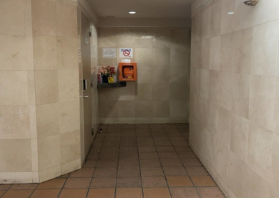 【ロビー】 | リッツタワー八王子 | ラウンジは、マンションの共用スペースに椅子やテーブルなどを配置した利用者が寛げる空間です。屋内型ラウンジと屋外型ラウンジがあります。共用部分の管理状況と合わせて、詳細については現地でご確認ください。