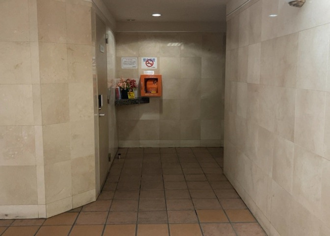 【ロビー】 | リッツタワー八王子 | ラウンジは、マンションの共用スペースに椅子やテーブルなどを配置した利用者が寛げる空間です。屋内型ラウンジと屋外型ラウンジがあります。共用部分の管理状況と合わせて、詳細については現地でご確認ください。