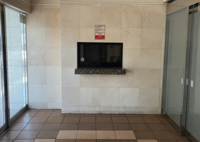 【受付】 | リッツタワー八王子 | 受付はマンションコンシェルジュがいる場合もあれば、管理人が滞在する小部屋を総称して呼ぶことがあります。主にエントランスに設置されていることから、防犯面でも期待ができます。防犯設備がない場合はより安心！