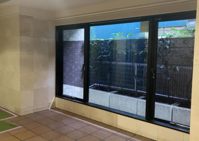 【ロビー】 | リッツタワー八王子 | ロビーというと、エントランスと何がちがうの？と思いますよね。実はロビーとエントランスには明確な決まりはありません。物件によっては、エントランスを入って広がるある程度の広さのある空間がロビーとなります。