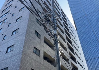 【外観】 | リッツタワー八王子 | 道幅が広い場所は日当たりや風通が良好です。幅が広いのですれ違いも可能ですし大きな車でも駐車可能！一方で、大型車が通ることも多くなるため交通量の増加により騒音に繋がります。また土地の値段が高くなります。