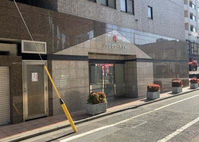 【構造・工法・仕様】 | リッツタワー八王子 | ＲＣ造、Reinforced Concreteは直訳すると補強されたコンクリートです。主に柱や梁・床・壁が鉄筋とコンクリートで構成おり、鉄筋を組んだ型枠にコンクリートを流し込んで固めたものを指します。